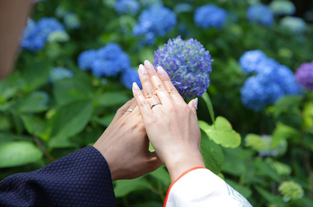 紫陽花背景　手とリング　イメージショット　白無垢